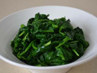 8、凉拌菠菜,攥干水分，备用。