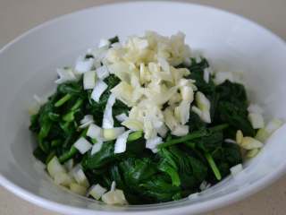 10、凉拌菠菜,加葱蒜碎。