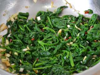 13、凉拌菠菜,搅拌均匀。