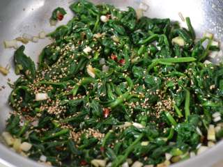 14、凉拌菠菜,最后撒1把熟白芝麻。