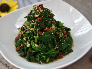 15、凉拌菠菜,摆盘即可。