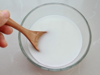 5、家常麻辣豆腐,淀粉中加入80克清水，搅拌均匀成水淀粉备用