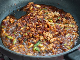 9、家常麻辣豆腐,再放入郫县豆瓣酱和辣椒粉炒出红油