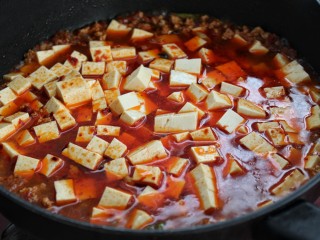 11、家常麻辣豆腐,放入豆腐用中小火煮两分钟（不要盖锅盖）