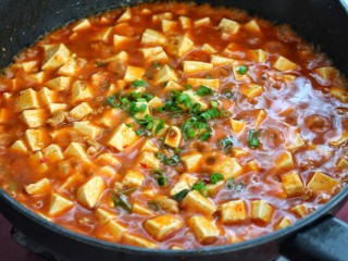 14、家常麻辣豆腐,待汤汁粘稠时撒入葱花关火即可