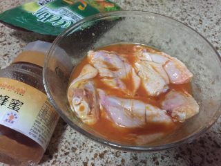4、无油版黄金烤翅,然后再加入蜂蜜和料酒，抓均，给鸡翅按摩几下，保鲜膜包好，放入冰箱冷藏4小时以上；
