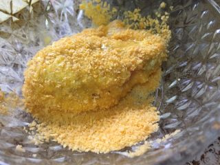 8、无油版黄金烤翅,再在面包糠上，翻滚，让鸡翅全身都裹上面包糠；