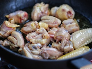 5、黄焖鸡米饭,放入鸡块改大火翻炒变色，发现家里还有两个鸡翅，所以一起放进去了