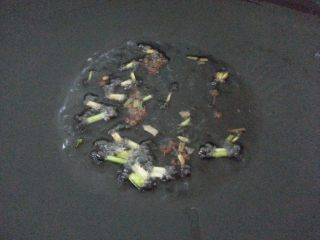 3、麻婆豆腐,锅热油小火爆香葱白与花椒