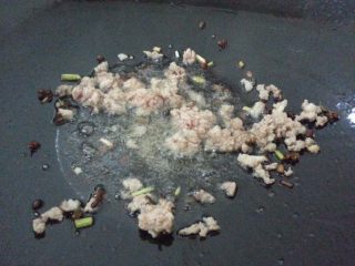 4、麻婆豆腐,放入肉末炒散