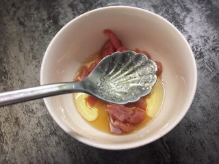 7、毛豆炒肉丝,加入小半勺盐和胡椒粉