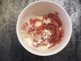 8、毛豆炒肉丝,加入一勺生粉搅拌均匀