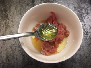 9、毛豆炒肉丝,加入一勺食用油