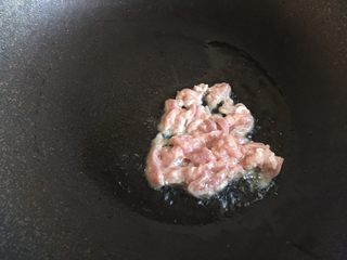 11、毛豆炒肉丝,锅烧热,放入适量油,倒入猪肉丝