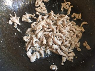12、毛豆炒肉丝,立刻用铲子翻炒均匀,变色后盛起备用
