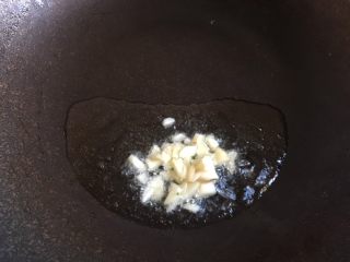 13、毛豆炒肉丝,另起一锅,加入适量油,倒入大蒜末炒香