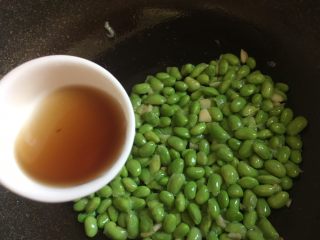 16、毛豆炒肉丝,加入两勺料酒