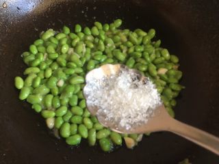 17、毛豆炒肉丝,加入一勺盐