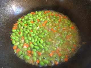 22、毛豆炒肉丝,盖上盖子,中小火将毛豆焖熟