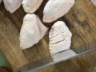 1、【吮指鸡翅】舌尖上的美味儿, 鸡翅洗干净，切花刀