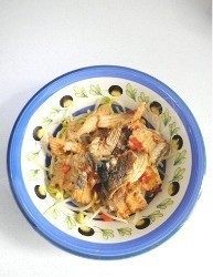 17、水煮鱼,将鱼骨块捞出，盛放在装有豆芽的容器中