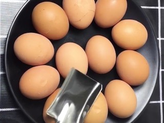 1、啤酒卤鸡蛋,准备母鸡蛋煮熟去壳