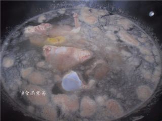 6、祛湿消肿瘦身的冬瓜薏仁汤,煮至汤面浮出浮沫