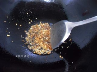 12、白灼菜心,拌匀后铲起酱汁