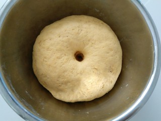 1、早餐＋打拳击的小黄鸡馒头,和好面，发酵至体积两倍大，手指戳一个洞，洞口观察，不立刻收缩到一块，说明发酵好。