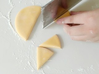 3、早餐＋打拳击的小黄鸡馒头,然后用刀，一个圆，平分八半。