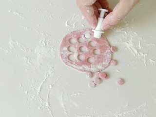 4、早餐＋打拳击的小黄鸡馒头,在按比例和点白面，加入一点红曲米粉，做嘴巴。