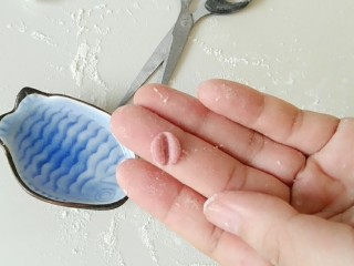 5、早餐＋打拳击的小黄鸡馒头,再用牙签，摁出上下嘴唇。性感的厚嘴唇就出现了。