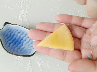 6、早餐＋打拳击的小黄鸡馒头,白面团，加些可可粉，做眼睛，也可以直接用黑芝麻代替。