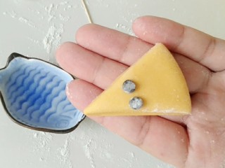 7、早餐＋打拳击的小黄鸡馒头,粘上眼睛，粘的时候，蘸些清水，更易粘上。