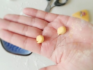 9、早餐＋打拳击的小黄鸡馒头,然后，揉出两个圆圆的，拳击手套。