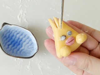 11、早餐＋打拳击的小黄鸡馒头,再用剪刀，在三角那里，剪三刀。