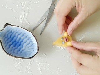 10、早餐＋打拳击的小黄鸡馒头,粘上两个黄色小球球，搓的圆溜些，好看哦！