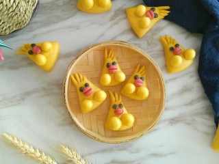 12、早餐＋打拳击的小黄鸡馒头,冷水上锅蒸，这个小，时间大概15分钟就可以。做好的成品图，是不是很可爱呢！吼吼，我是拳王小黄鸡！