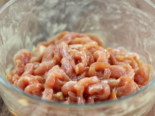 6、芹菜土豆炒肉丝,拌匀后腌制15分钟左右