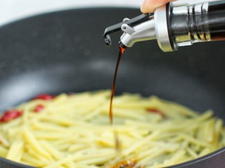 14、芹菜土豆炒肉丝,调入适量生抽