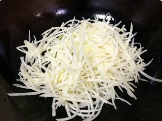 5、酸辣土豆丝,下入土豆丝翻炒至变色。