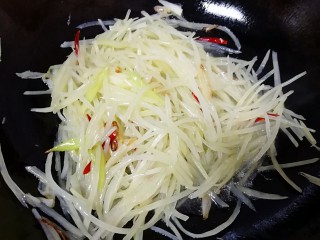 6、酸辣土豆丝, 倒入两勺白醋翻炒一分钟。