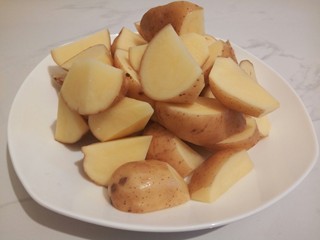 1、麻辣鲜香土豆块,土豆一斤，洗好，切块，