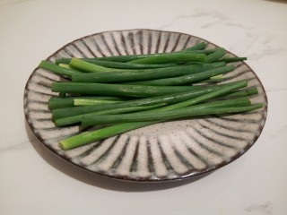 2、麻辣鲜香土豆块,小葱一把，要控干水分