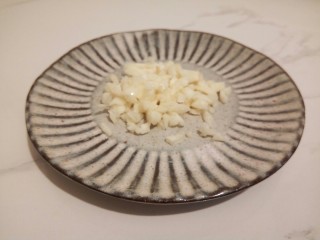 3、麻辣鲜香土豆块,蒜泥少许