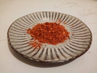 4、麻辣鲜香土豆块,辣椒粉2勺（这是专门烧烤和蘸料的辣椒粉，可以直接用，不需要提前炒香）