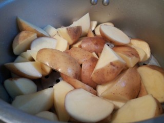 5、麻辣鲜香土豆块,土豆放高压锅，隔水蒸熟