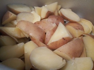 6、麻辣鲜香土豆块,蒸好的土豆，皮都翘起来了，很好剥皮