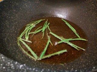 7、麻辣鲜香土豆块,锅里倒入适量菜籽油，加小葱炸香，炸好把小葱捞出