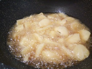 8、麻辣鲜香土豆块,等油温升高，放土豆块大火炸，先不用去翻动它，土豆外皮定型以后，再翻面炸